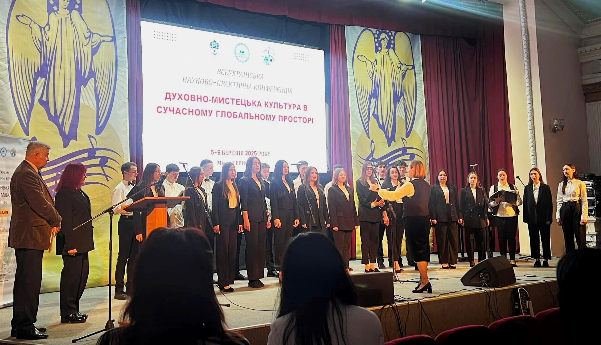 Закриття конференції виконанням духовного гімну «Боже Великий, Єдиний».JPG
